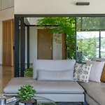 Dom wakacyjny Architect's With Infinity Swimming Pool *