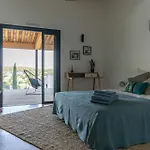 Dom wakacyjny Architect's With Infinity Swimming Pool *